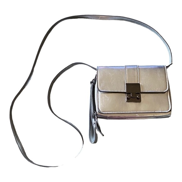 SONDRA ROBERTS SQUARED-SILVER METALLIC LOOK CROSSBODY/WRISTLET - Picture 1 of 10